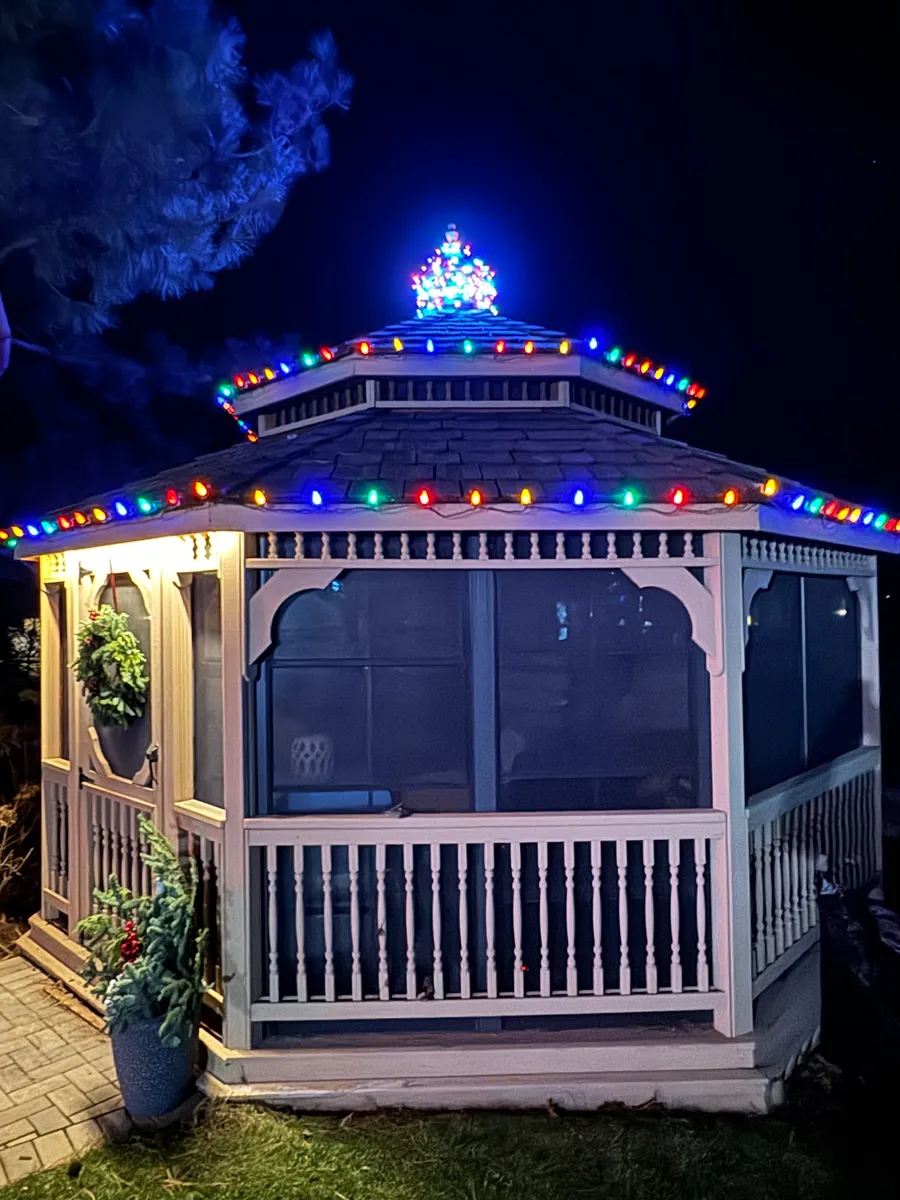 Residential holiday lights