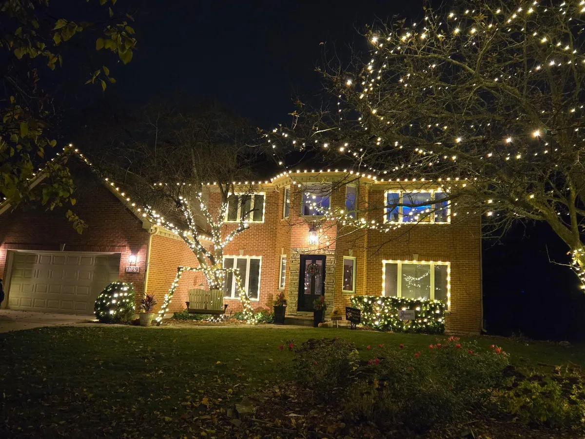 Residential holiday lighting
