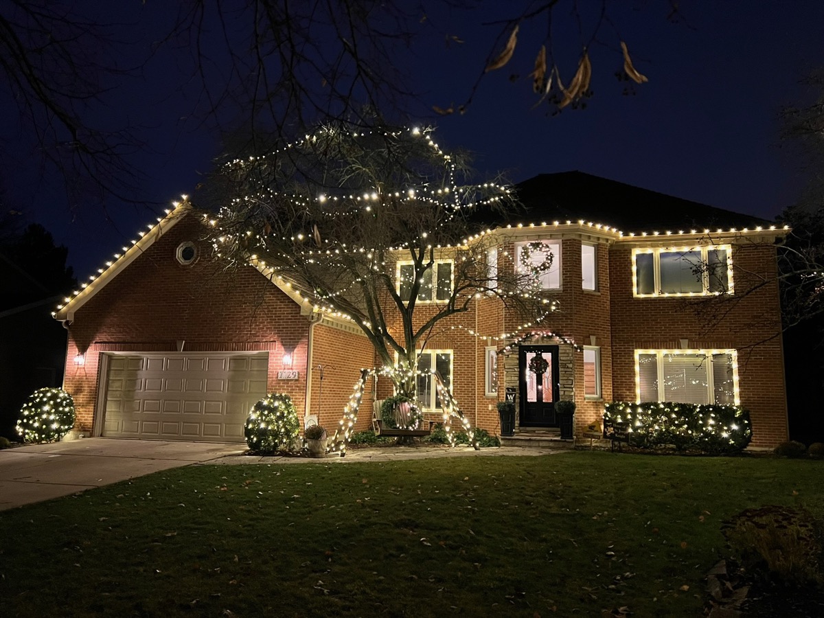 Residential holiday lighting installation